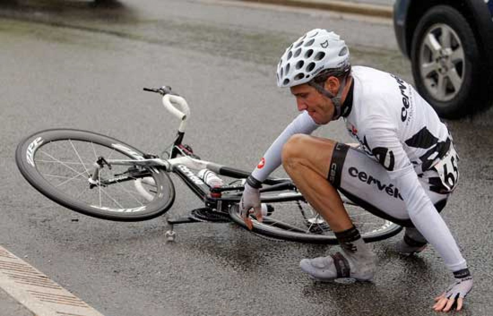La cuarta etapa de la Vuelta ha destacado por las múltiples caídas del pelotón.