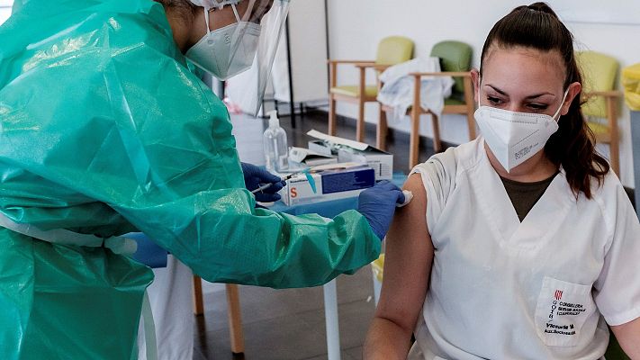 Telediario 1 - La vacuna da "tranquilidad" a los primeros inmunizados, aunque recuerdan que no hay que bajar la guardia