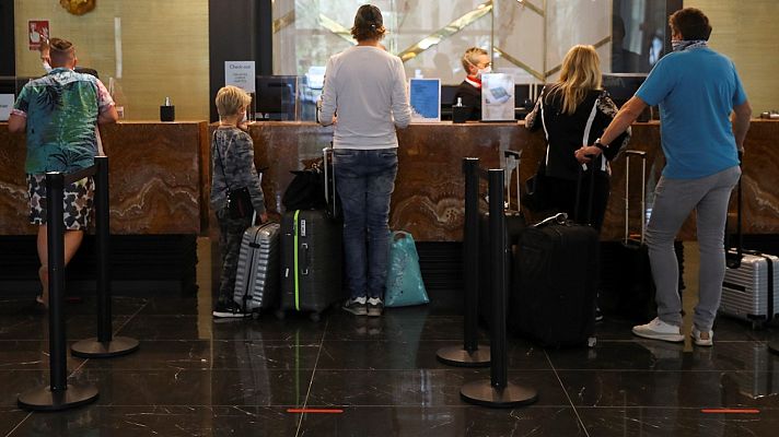 Telediario 1 - Los hoteles canarios echan el cierre por la falta de turismo