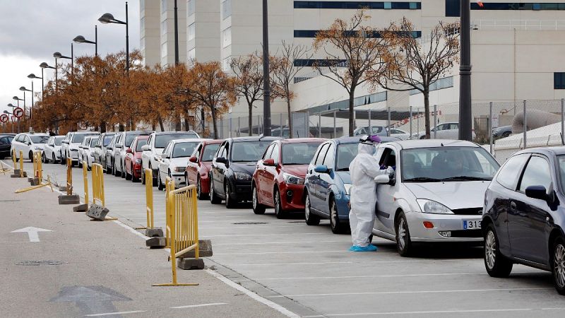España notifica récord de casos y muertes tras el fin de semana