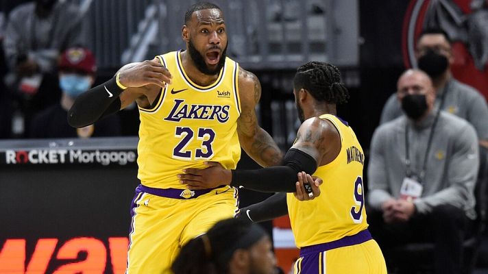 Baloncesto en RTVE - NBA | LeBron James, 46 puntos en noche de recuerdos y con dos árbitras que hacen historia