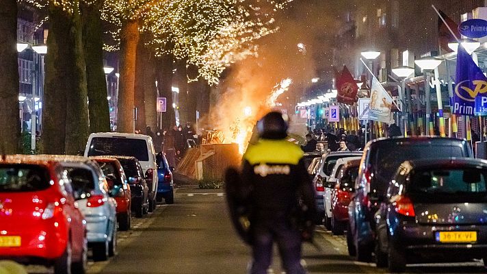 Tercera noche consecutiva de protestas contra el toque de queda en Países Bajos