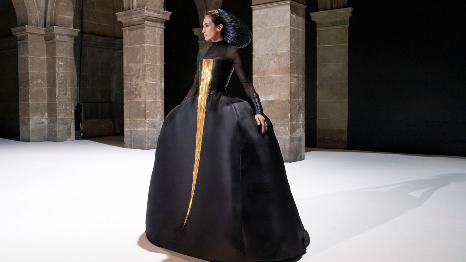 Nieves Álvarez, una bellísima 'Menina' para Stéphane Rolland | Ver