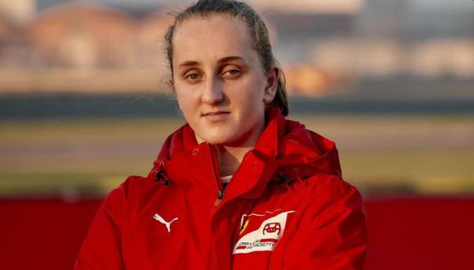 Maya Weug, la primera mujer en la academia de Ferrari | Ver