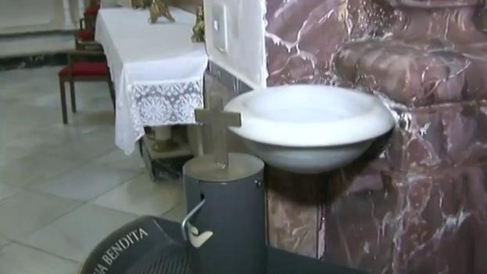 Dispensadores de agua bendita para evitar contagios