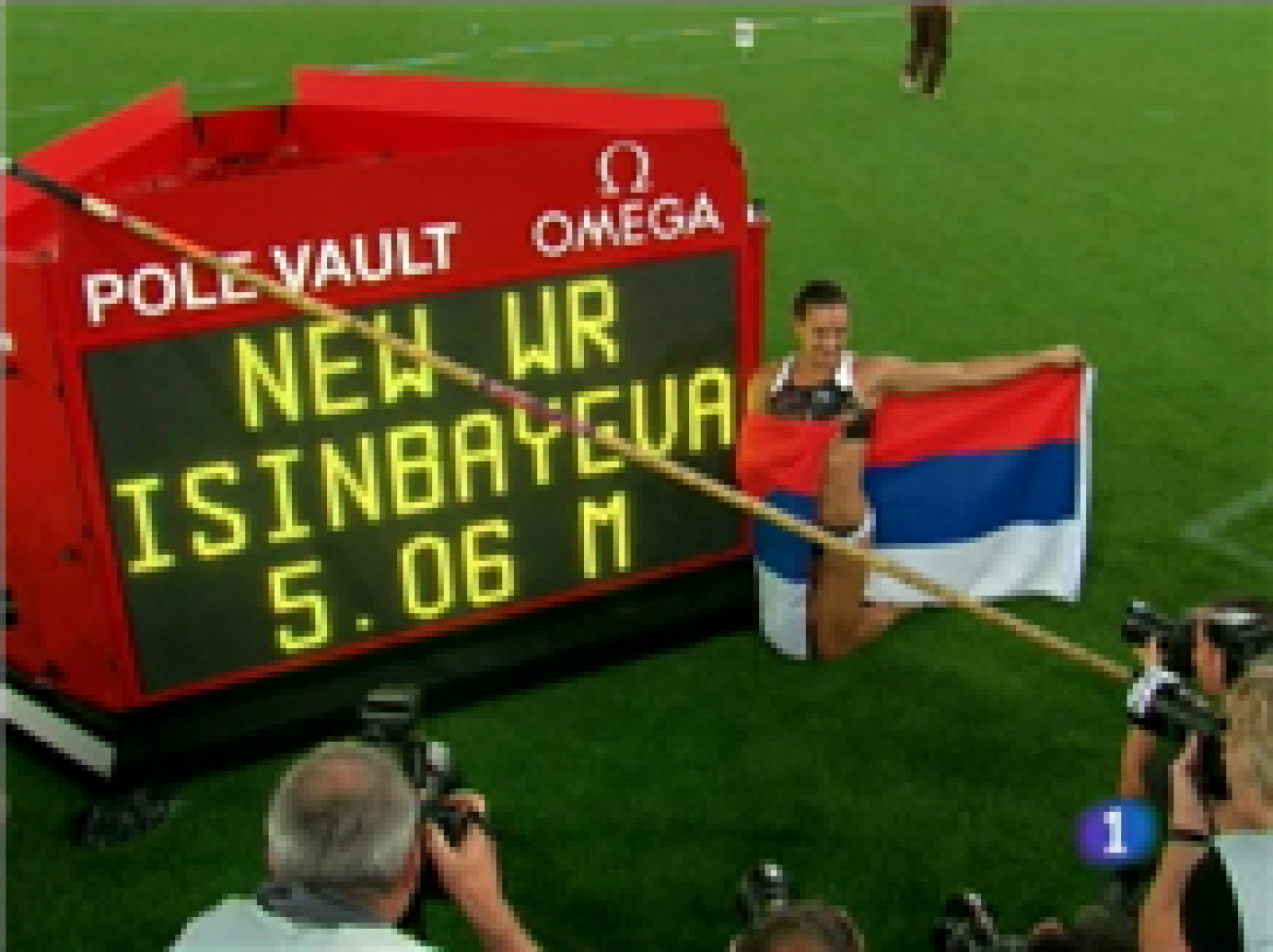  Es rusa, se llama Yelena Isinbayeva y nos deja sin respiración cada vez que salta con su pértiga. Hoy suma, a sus muchos exitos deportivos el premio Principe de asturias de los Deportes. La pertiguista rusa, campeona olímpíca y plusmarquista mundial ha superado en la votación final a la también atleta española Marta Domínguez por once votos de un jurado presidido por Antonio Samaranch, del que, por cierto, se declara fan la atleta. En Asturias también hoy se ha hablado del aumento del paro y de los planes para afrontar la gripe A