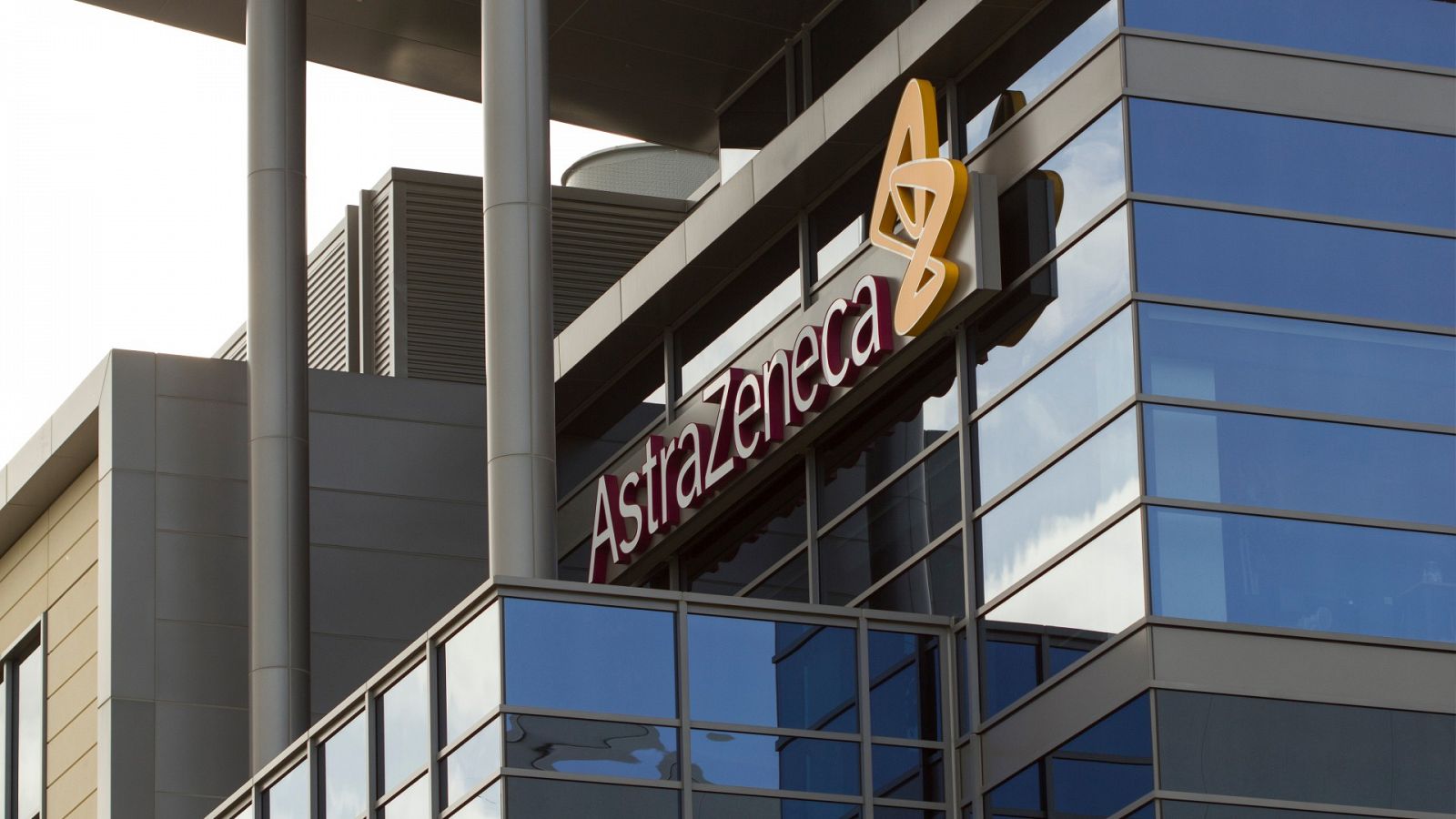 La farmacéutica AstraZeneca cancela su reunión con la Comisión Europea