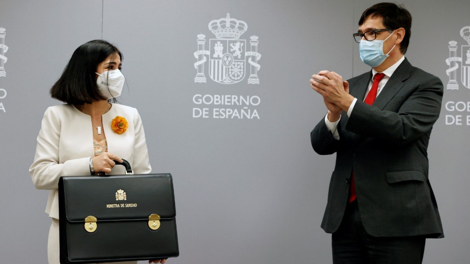 Darias recibe la cartera de Sanidad centrada en combatir el coronavirus como "guerra sin tregua"