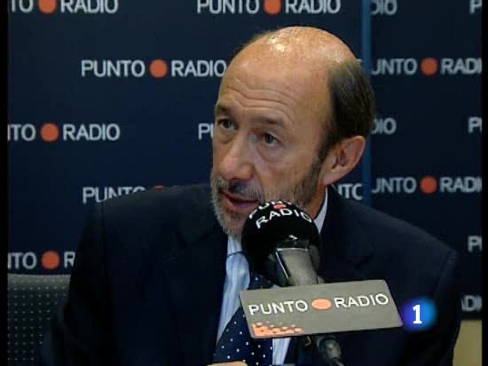 Según el ministro del Interior, los populares tienen que reconocer que se han equivocado; que no es posible, dice Rubalcaba, que todos los policías, jueces y fiscales estén contra el PP. 