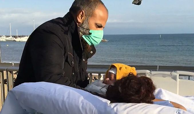 Telediario 1 - Una paciente con COVID- 19 conoce a su hijo 20 días después del parto