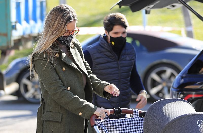 María Pombo y Pablo Castellano acuden al pediatra con su hijo