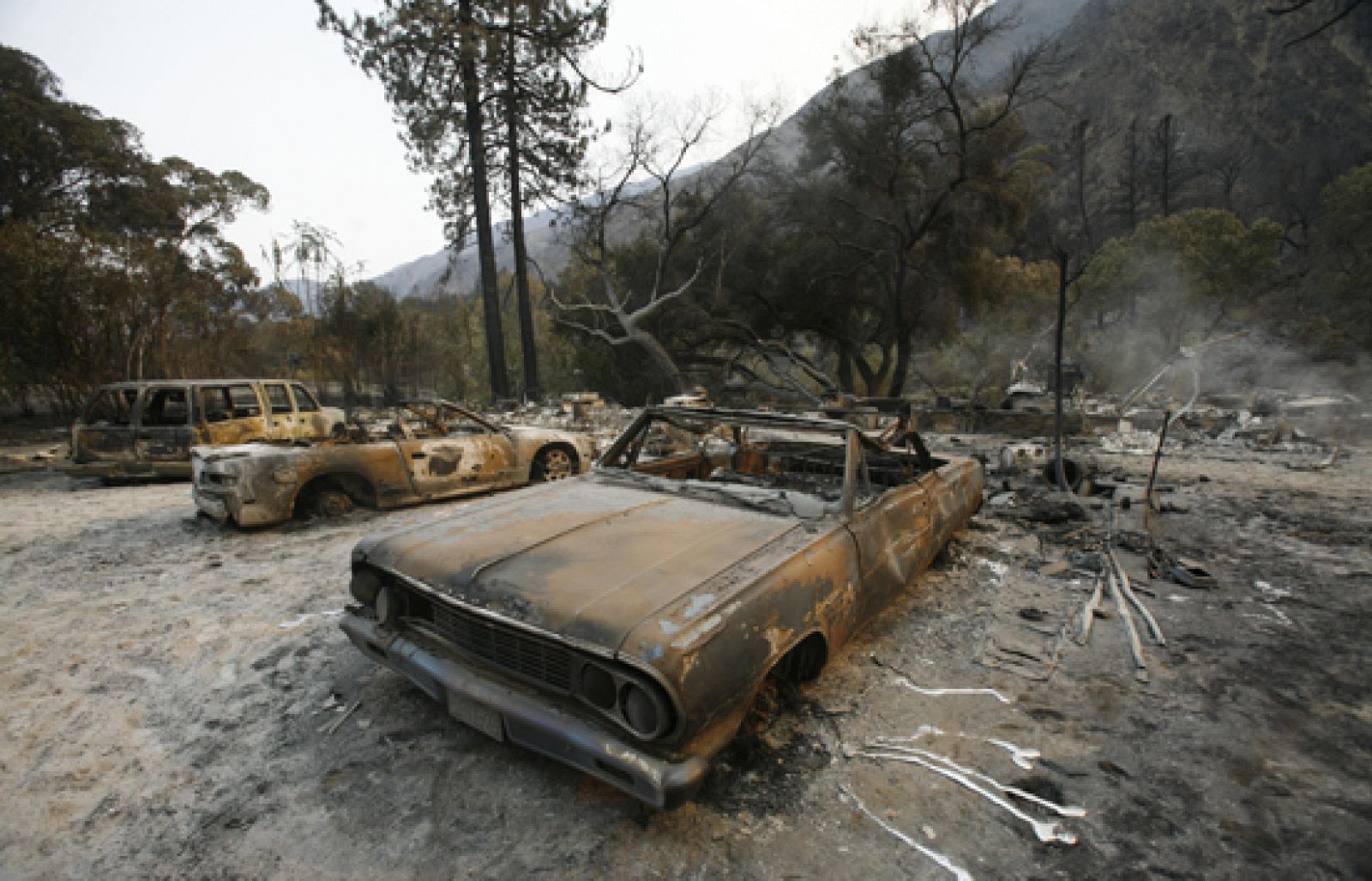 Las llamas han calcinado 62 casas y hay otras 12.000 amenazadas. Un descenso de las temperaturas está ayudando algo a los 3.600 bomberos que luchan contra las llamas. Un equipo de Televisión Española está en la zona. 