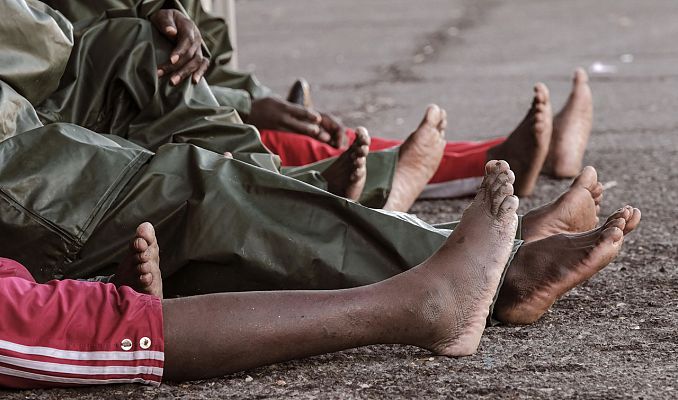 Telediario 1 - La nueva realidad de los migrantes en Canarias: malvivir en los parques