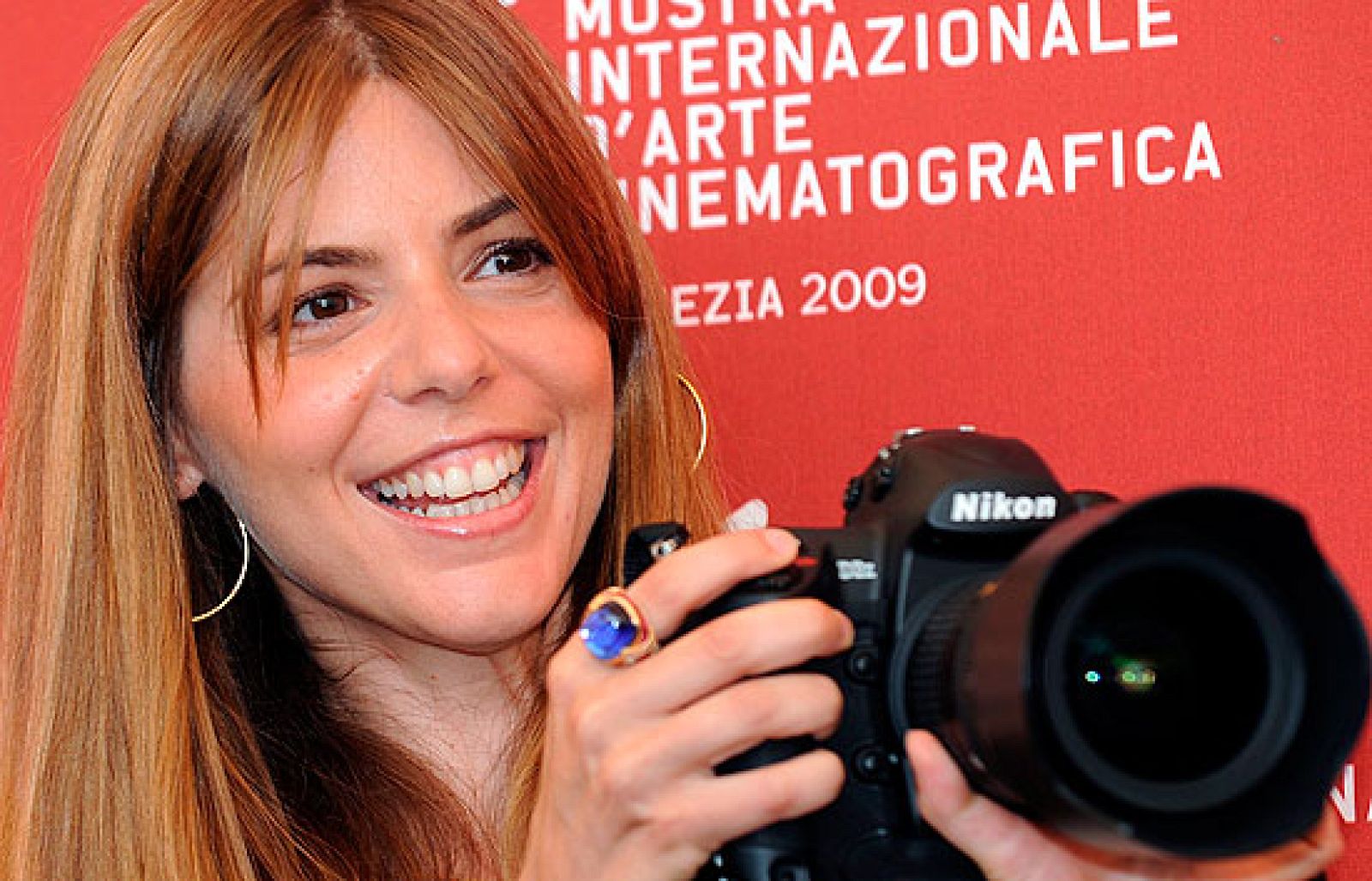 La Mostra de Venecia cumple 66 años y vuelve a extender una alfombra roja por la que pasearán desde George Clooney hasta Charlize Theron. En esta edición participan cuatro películas españolas aunque ninguna compite por el León de oro. 