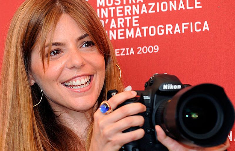 La Mostra de Venecia cumple 66 años y vuelve a extender una alfombra roja por la que pasearán desde George Clooney hasta Charlize Theron. En esta edición participan cuatro películas españolas aunque ninguna compite por el León de oro. 