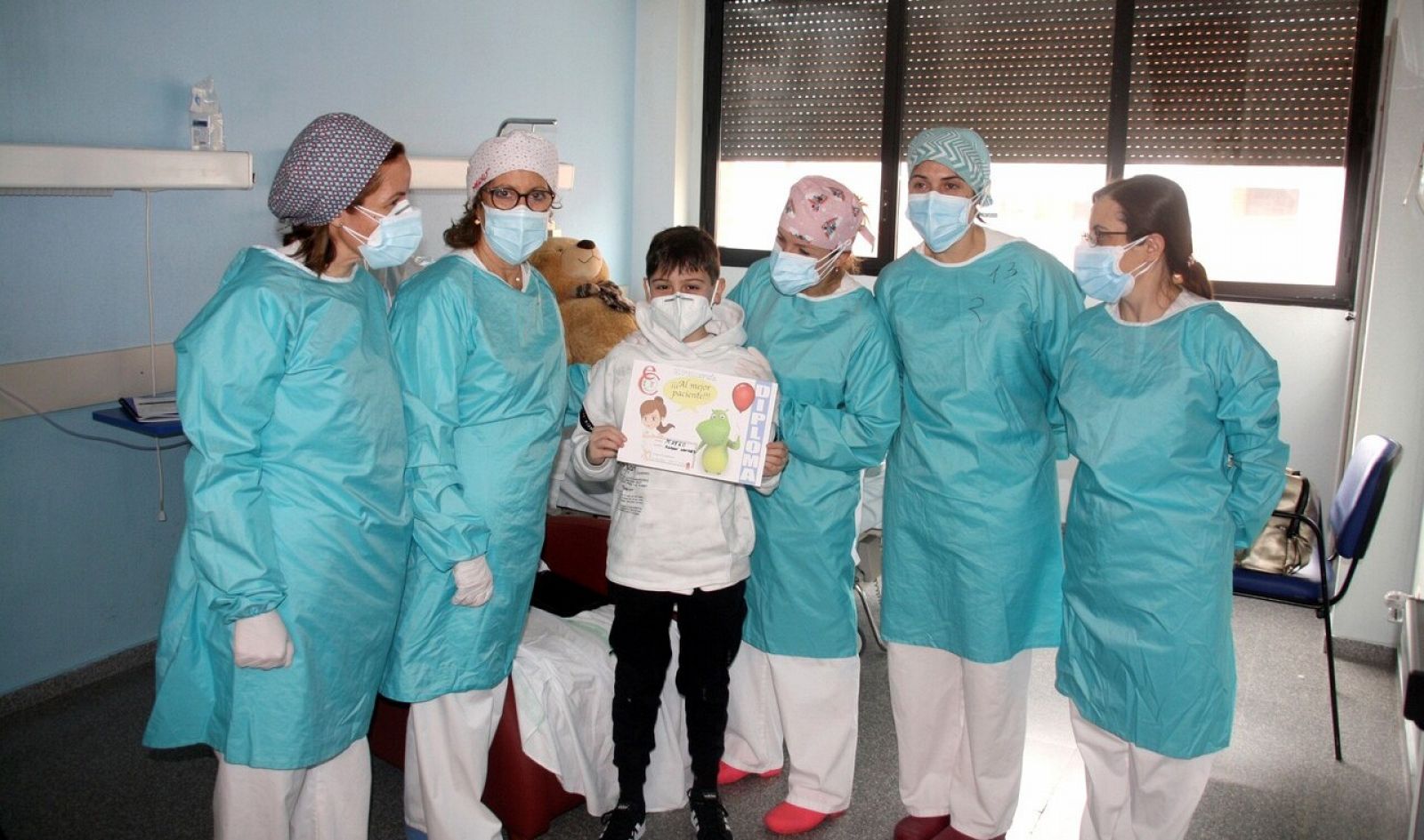 Mateo, el niño que estuvo 11 días en la UCI por covid, recibe el alta médica