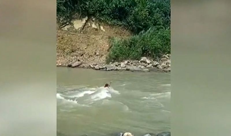 Una niña arriesga su vida por cruzar al otro lado del río en Pueblo Rico (Colombia)
