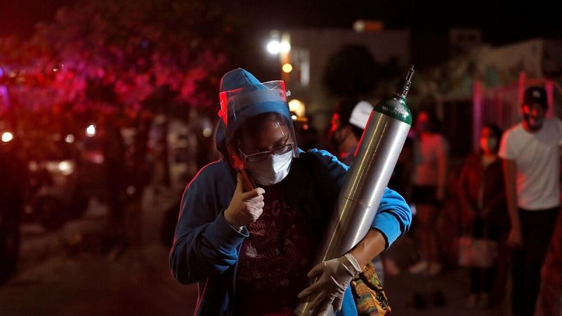 En México los familiares de enfermos de coronavirus hacen 8 horas de cola para conseguir una bombona de oxígeno 