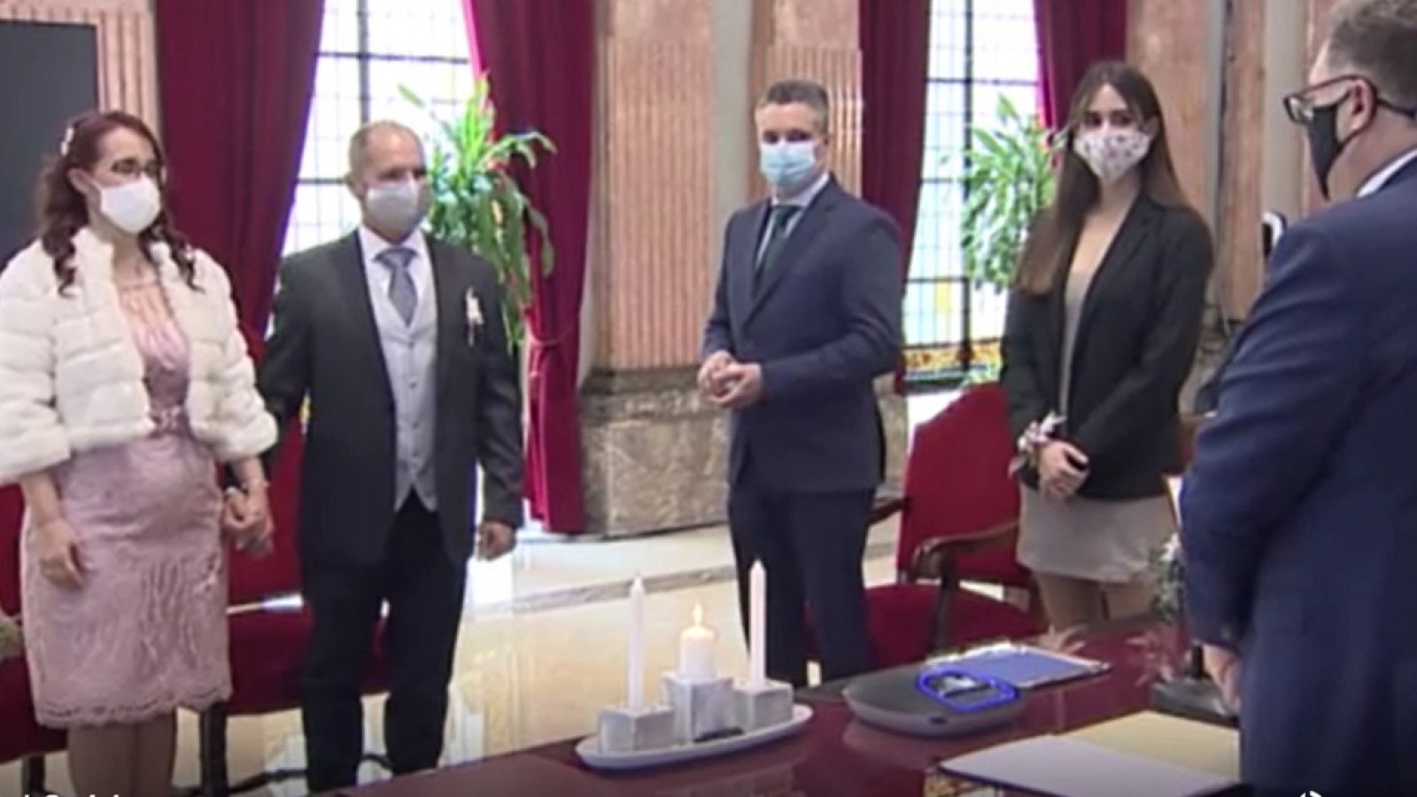 Las bodas se mantienen en pandemia aunque sin invitados y con el banquete aplazado | Ver