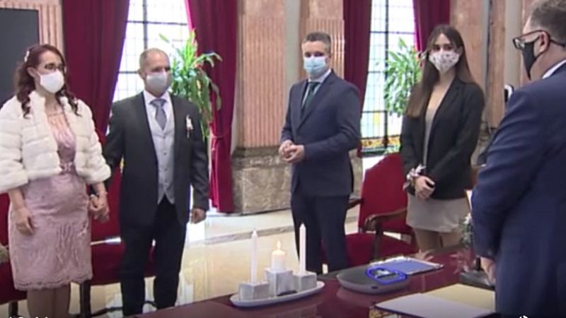Las bodas se mantienen en pandemia aunque sin invitados y con el banquete aplazado | Ver