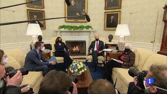 Telediario 1 - Biden revierte la política de Trump con la firma de diferentes decretos al inicio de su mandato