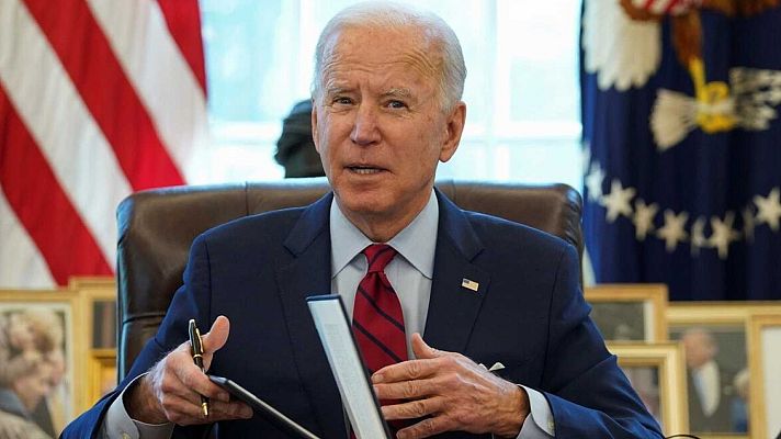 Telediario 1 - Biden revierte la política de Trump con la firma de diferentes decretos al inicio de su mandato