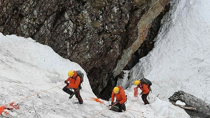 Telediario 1 - Hallan el cuerpo del segundo operario sepultado por la nieve en el puerto asturiano de San Isidro