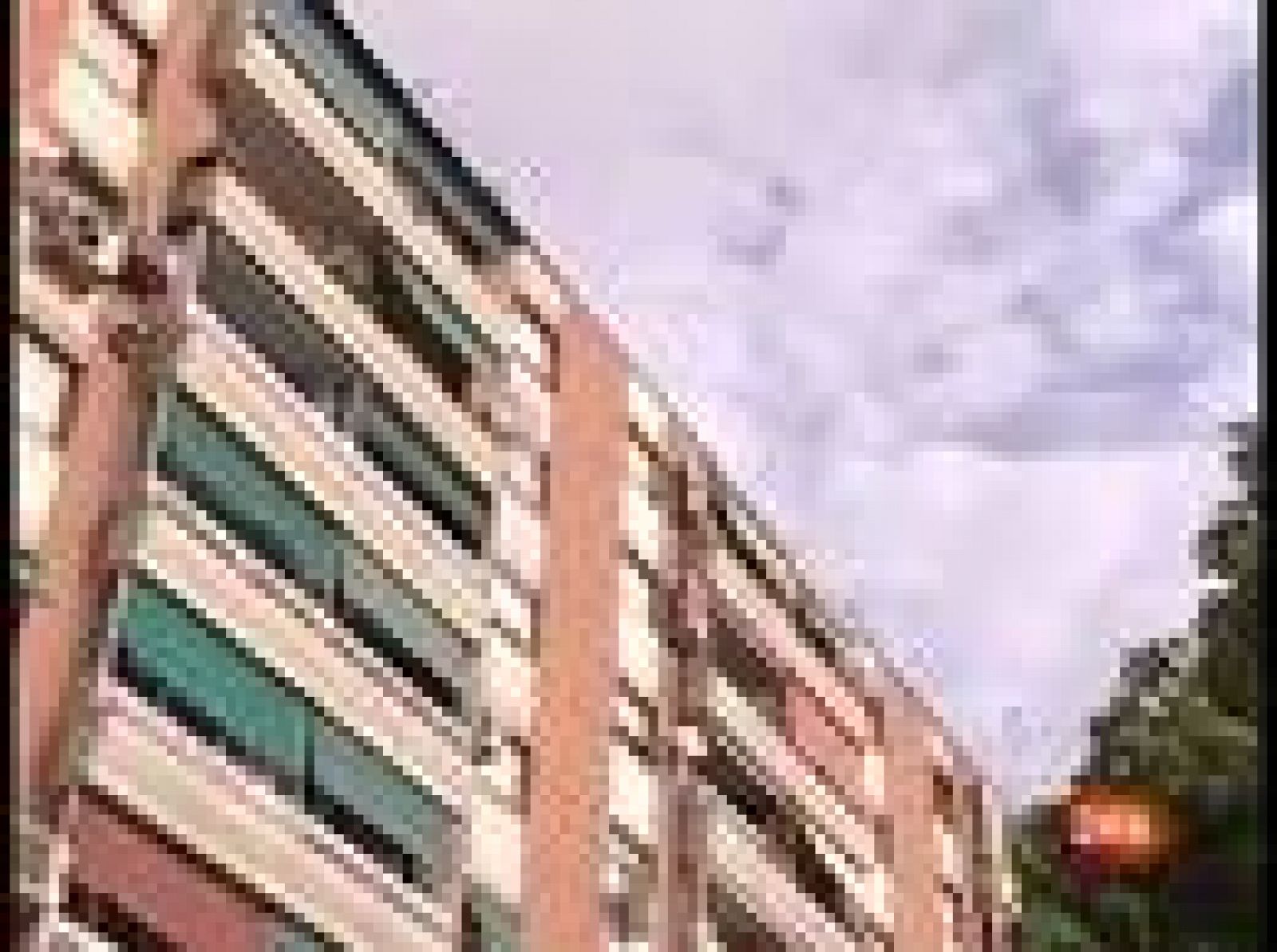 Un peatón muere al caerle una suicida en Barcelona | Ver