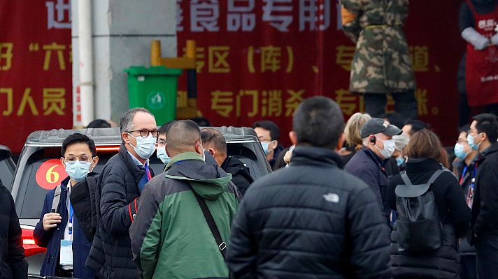 Telediario 1 - Expertos de la OMS visitan el mercado chino de Wuhan donde se dieron los primeros contagios de COVID-19