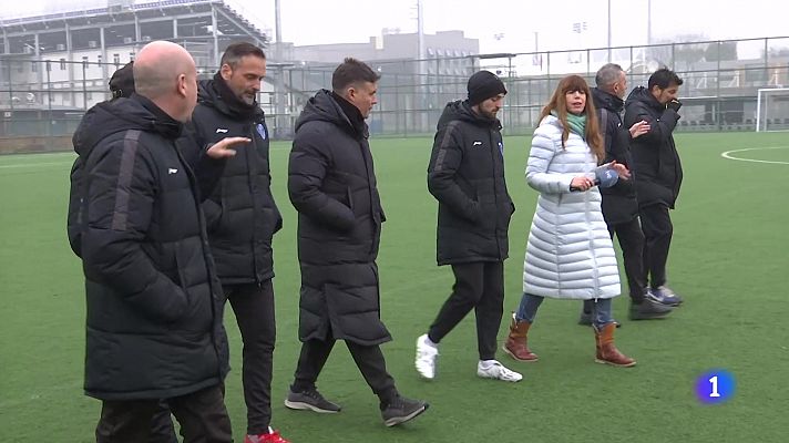 Telediario 1 - Hace un año llegaron a Madrid repatriados los 17 entrenadores españoles del Club de Fútbol de Wuhan