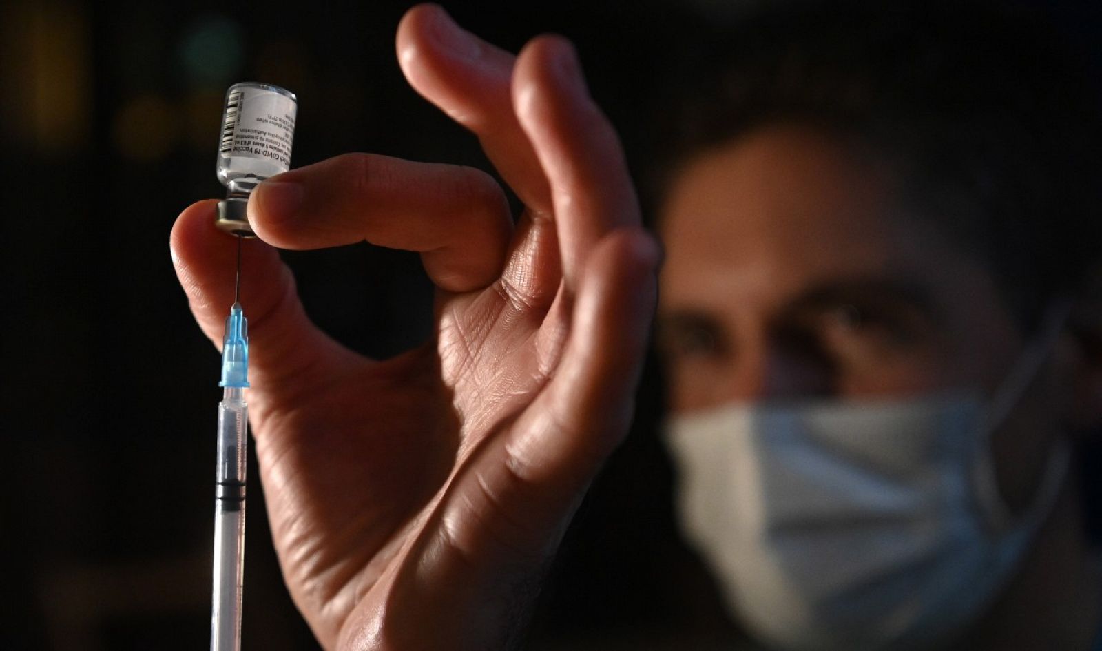 Reino Unido bate un récord de vacunación: 600.000 en un solo día