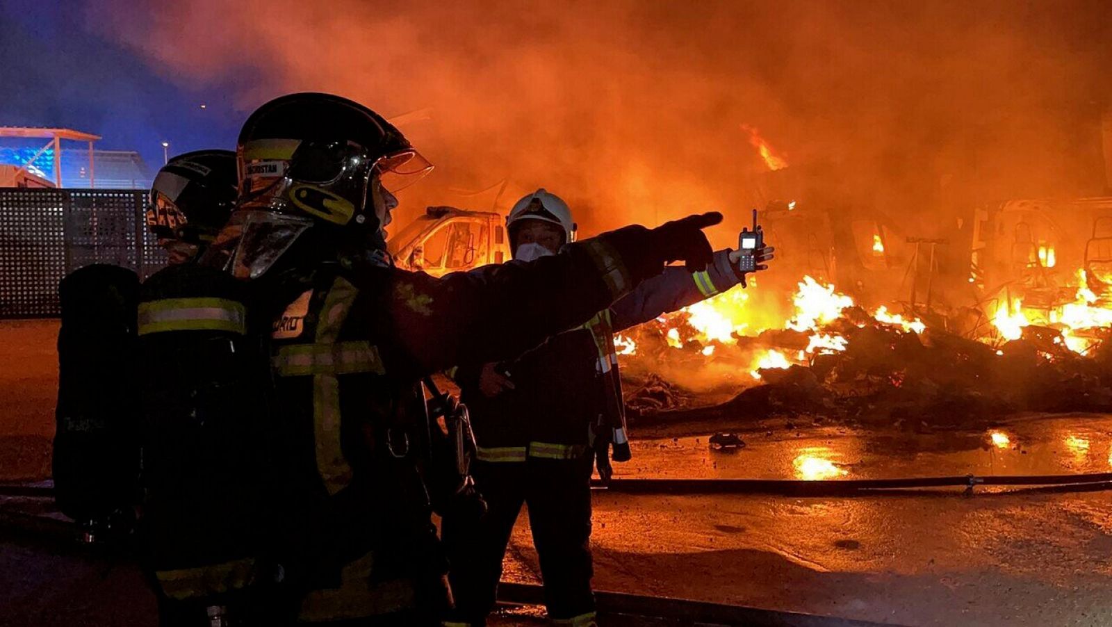 Se produce un gran incendio en un aparcamiento de Alcalá de Henares (Madrid)