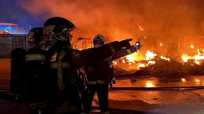 Informativo 24h - Los bomberos ya han controlado el incendio en el aparcamiento de Alcalá de Henares