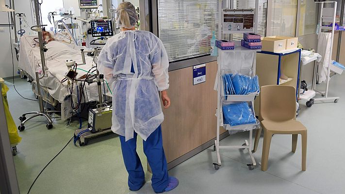 Telediario 1 - Varias Comunidades Autónomas recurren a hospitales privados