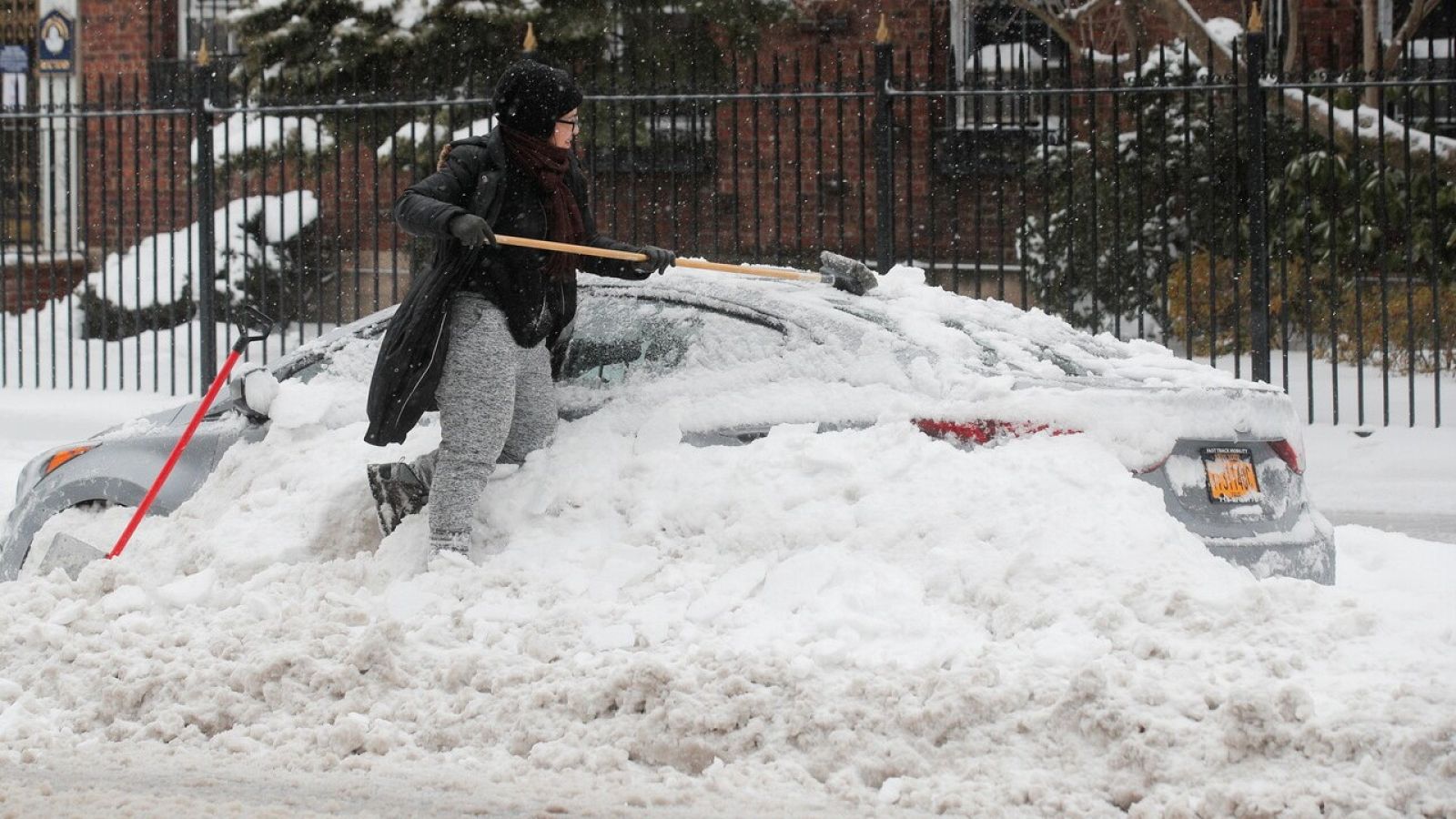 Nueva York amanece oculta bajo la nieve