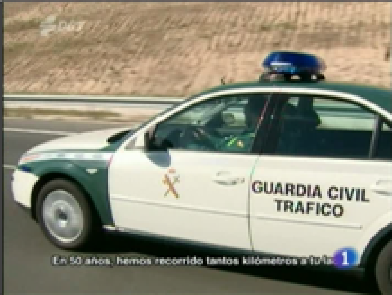  Tráfico ha celebrado hoy en Asturias el cincuenta aniversario del nacimiento de la DGT, con imágnes nostálgicas de los primeros coches que circularon por las carreteras españolas y datos que avalan la eficacia de las medidas actuales contra los accidentes de tráfico. En Asturias, el porcentaje de víctimas mortales se ha reducido hasta el 60 por ciento en los últimos seis años. El acuerdo que garantiza el futuro de los trabajadores auxiliares de Arcelor Mittal tendrá finalmente al apoyo de todos los sindicatos. El centro de Oviedo es ya un circuito reservado para la Fórumula 1, para la exhibición  que el sábado realizará, en su ciudad natal, Fernando Alonso