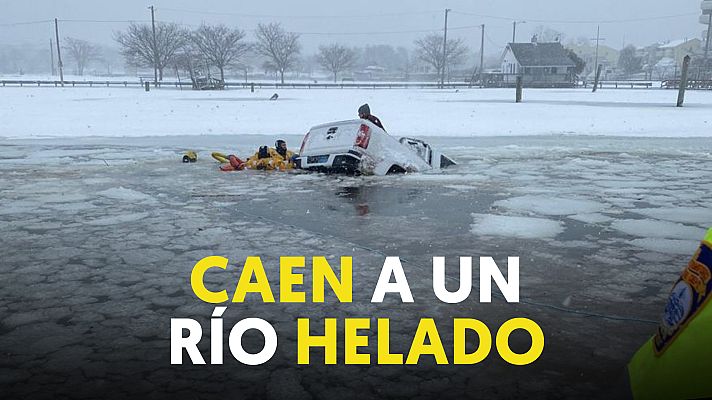 Modo Digital - Los bomberos rescatan a una pareja que cayó con su furgoneta a un río helado