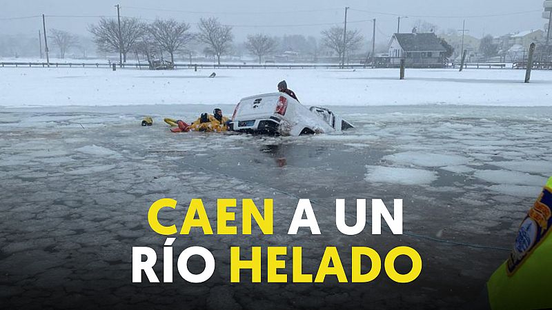 Los bomberos rescatan a una pareja que cayó con su furgoneta a un río helado