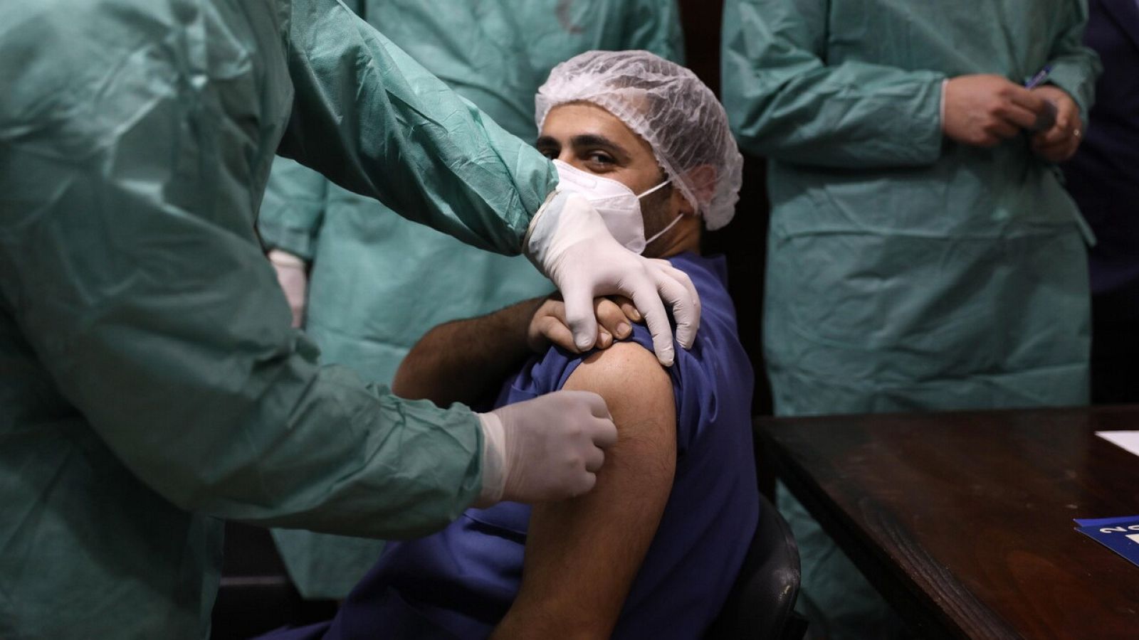 Israel envía a la Autoridad Palestina las primeras dosis para vacunar en Cisjordania
