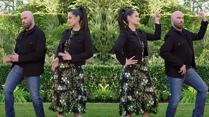  - John Travolta y su hija practicando para actuar en la Super Bowl