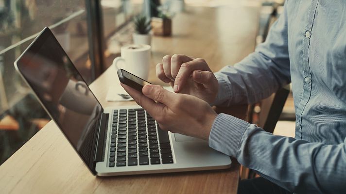 Telediario 1 - ¿Contaminamos al usar internet?