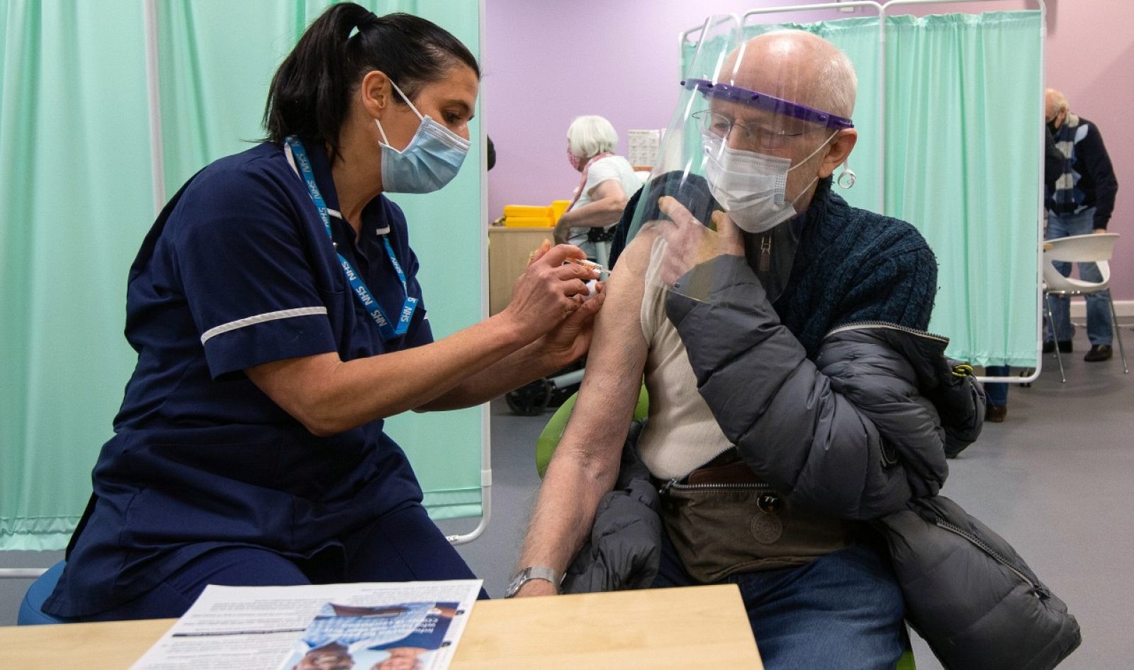 Reino Unido 'recluta' a miles de voluntarios para poner vacunas