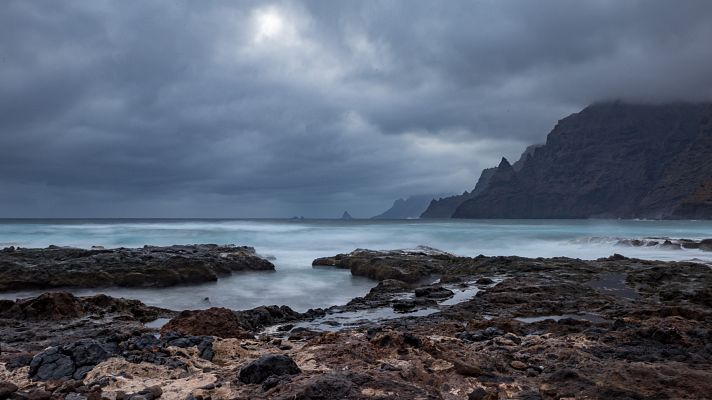 En Canarias, precipitaciones localmente fuertes e intervalos de viento fuerte