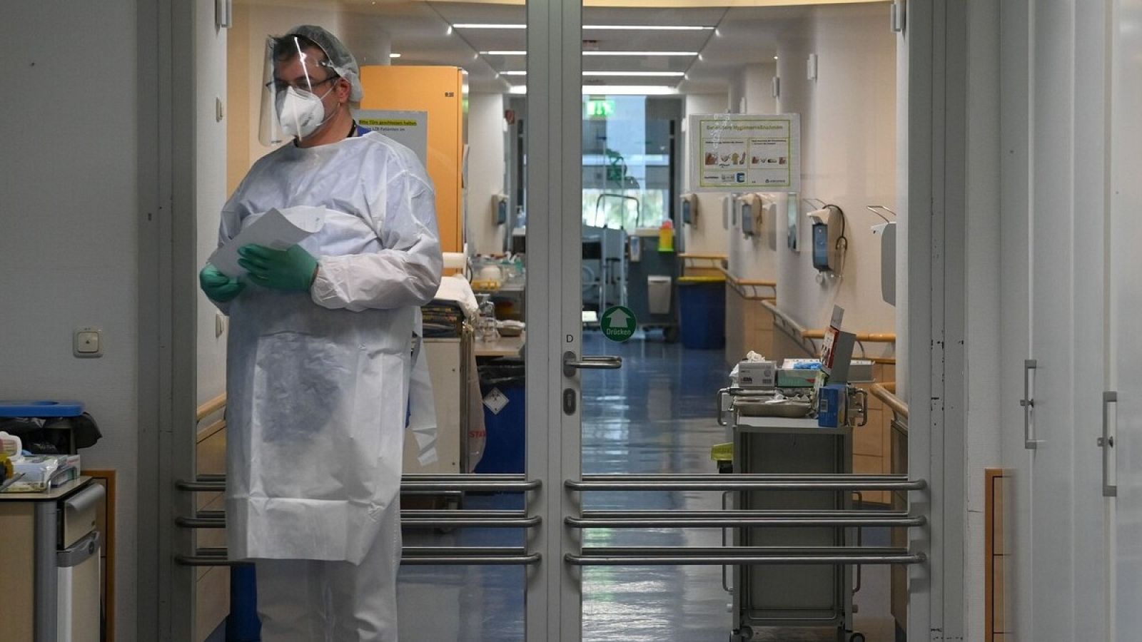 Fernando Simón alerta de que en "muchos hospitales ya no se tiene capacidad para dar el servicio habitual" 