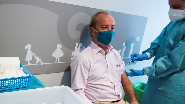 La tarde en 24h - Simón: "La vacuna de AstraZeneca se pondrá a otros grupos esenciales si finalmente se descarta para mayores de 65"