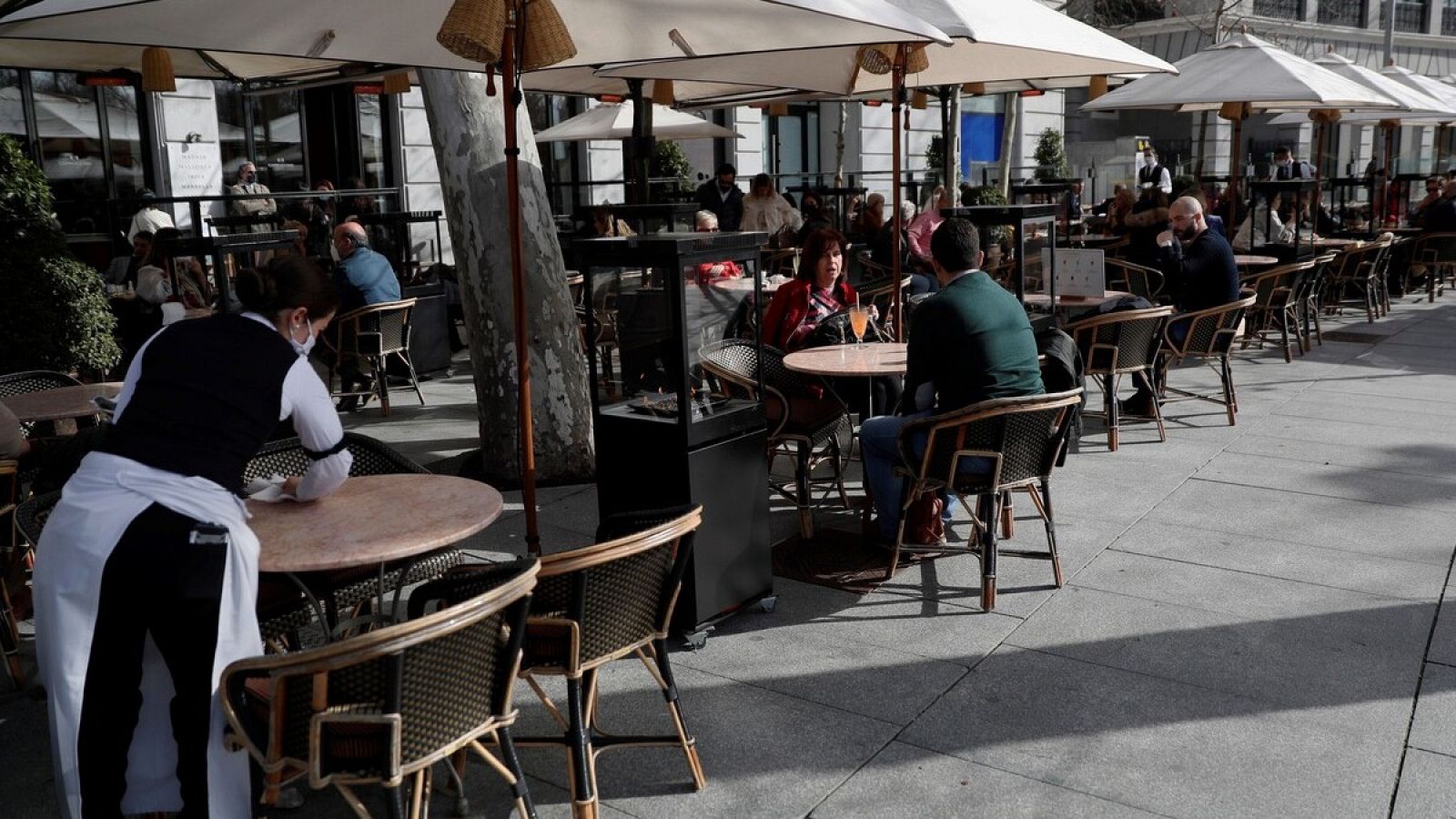 Coronavirus: Madrid amplía a seis los comensales por terraza y obliga al uso de mascarilla en el interior de bares y restaurantes