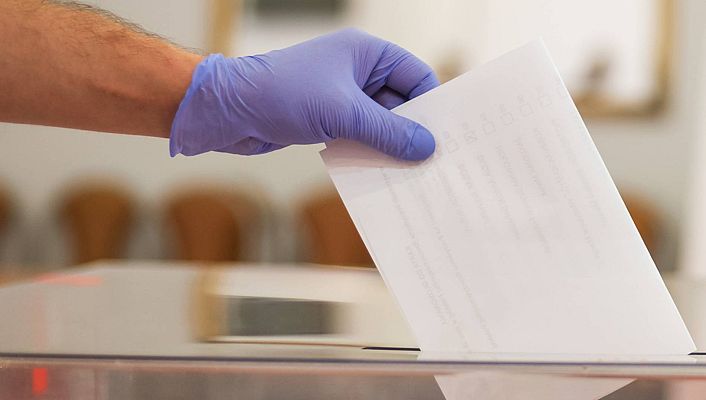 Telediario 1 - ¿Cómo votarán los infectados el 14F?