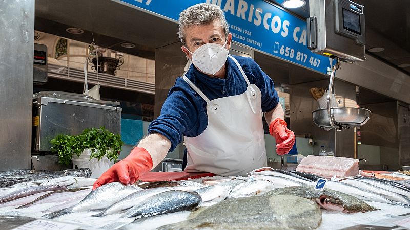 Una pescadera, la primera persona despedida en España por negarse a llevar bien puesta la mascarilla