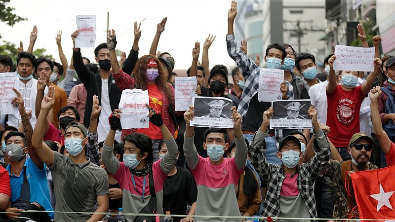 La junta militar de Birmania ordena el apagón a escala nacional de internet, coincidiendo con la manifestación de miles de personas en Rangún
