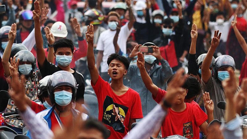 Los birmanos vuelven a manifestarse contra el nuevo gobierno militar y en defensa de la democracia